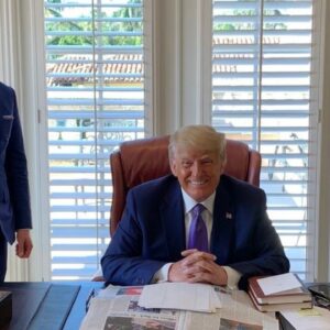 Critics let loose after new photo of Trump’s office emerges