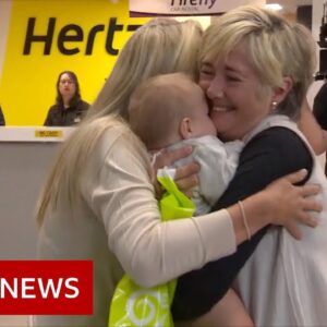 New Australia-New Zealand travel bubble reunites many families - BBC News
